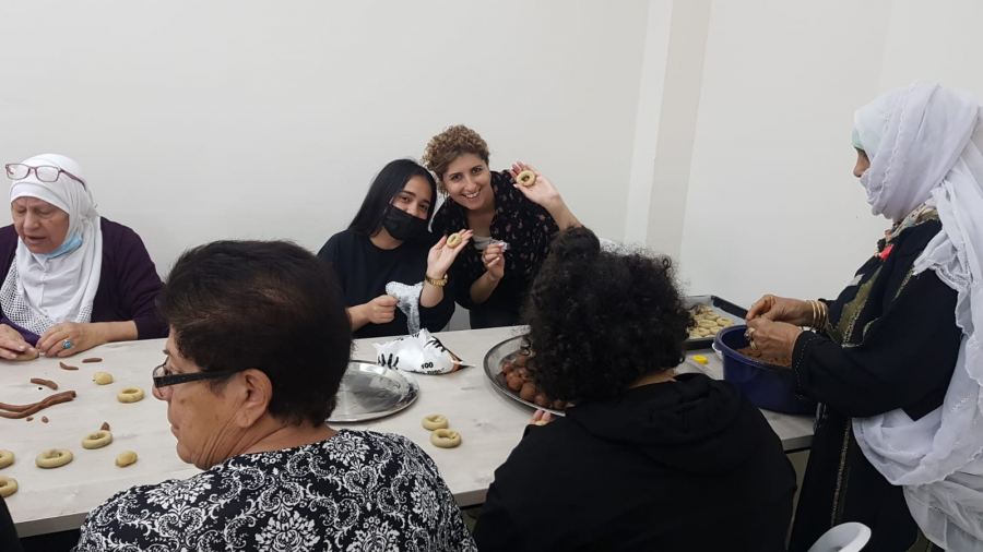 فتيات مركز نور والجيل الذهبي في الجماهيري الرملة يصنعون كعك العيد